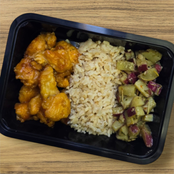 imagem NOVO - Cubos de Frango ao Molho de Laranja e Mel, Batata Doce Rústica e Arroz