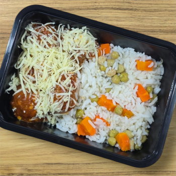 imagem NOVO - Almôndegas de Patinho no Molho Fresco com Arroz Primavera